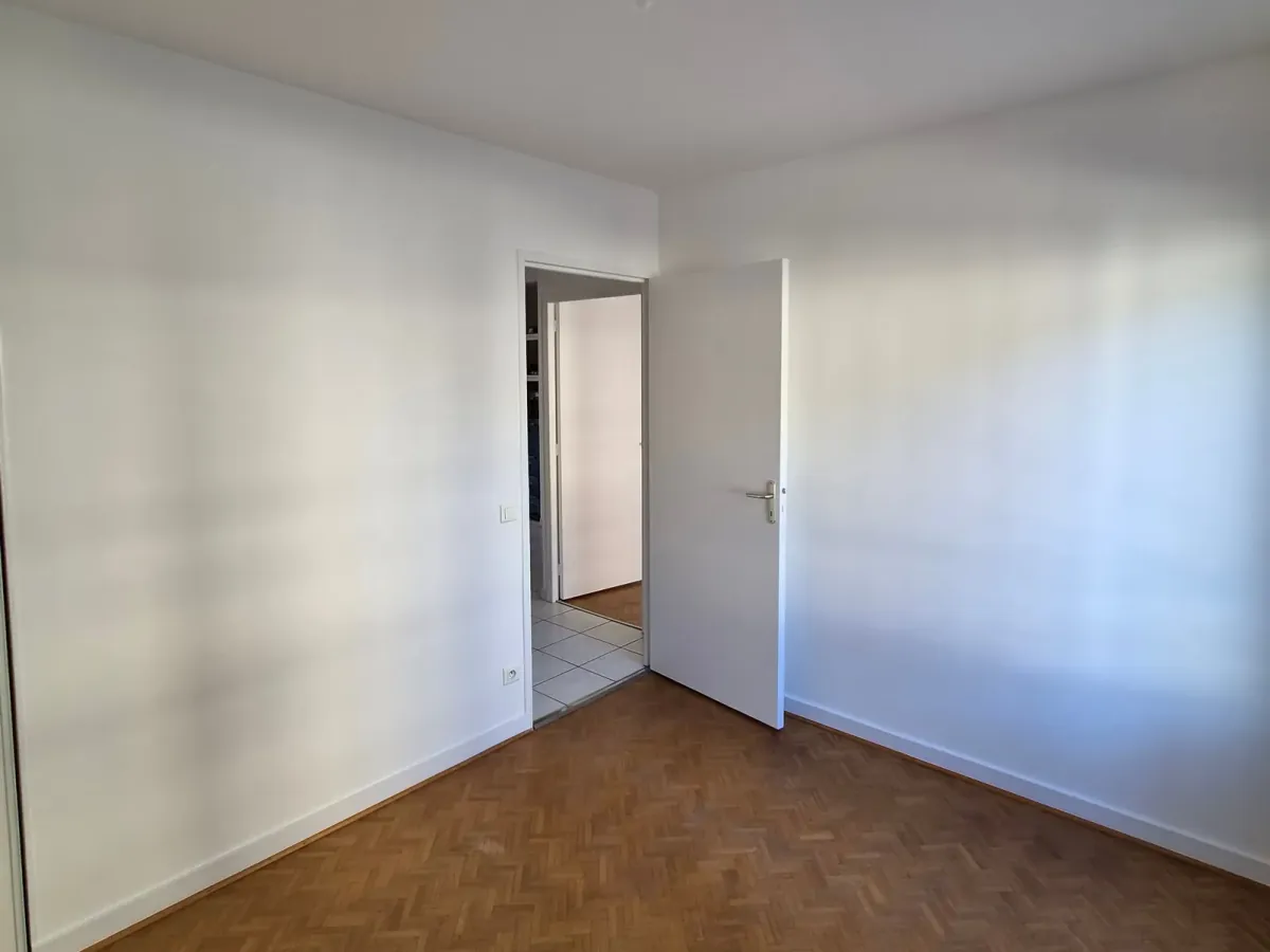 Chambre repeinte en blanc, parquet conservé