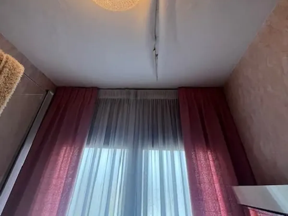 Chambre repeinte, plafond et éclairage repris