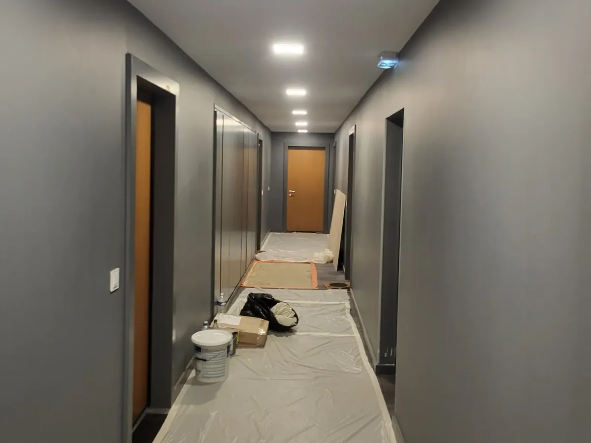 Couloir avec plafond tendu et spots encastrés