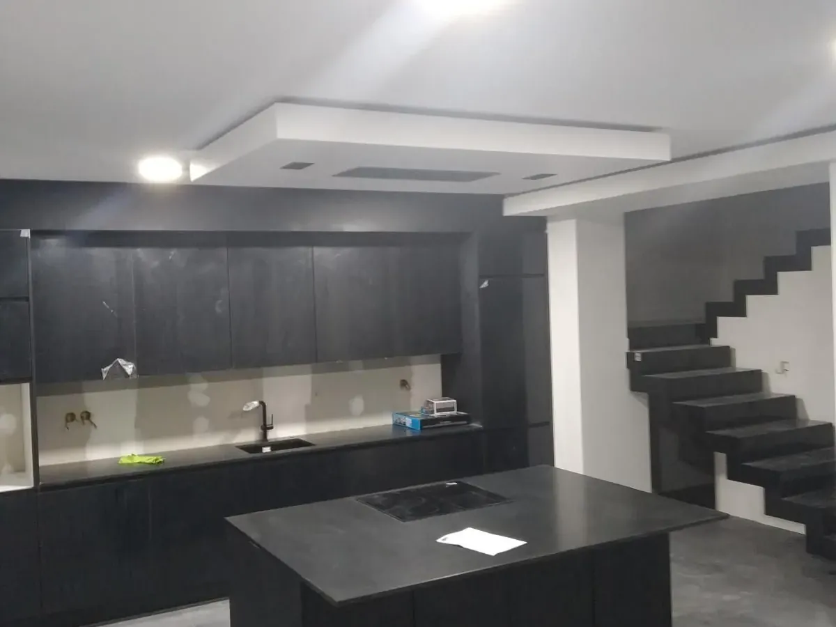Cuisine ouverte sur l'escalier après travaux