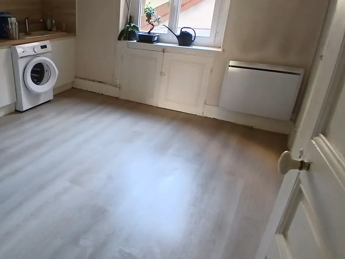 Pièce de vie rénovée avec parquet et raccordements