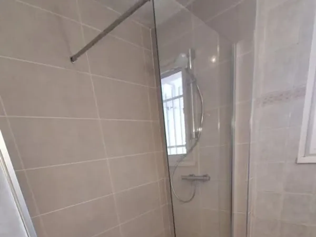 La même salle de bain après travaux, avec une douche à l'italienne