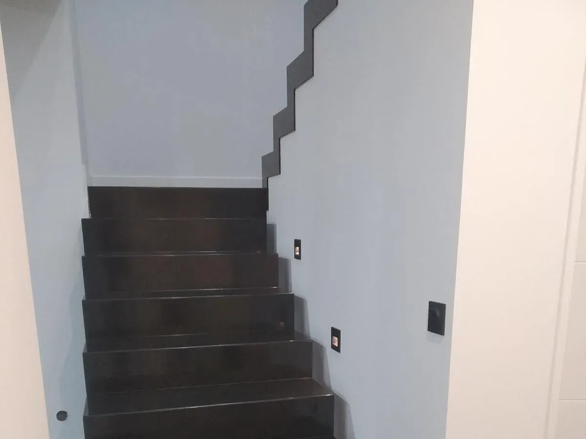 Escalier rénové, marches et finitions reprises