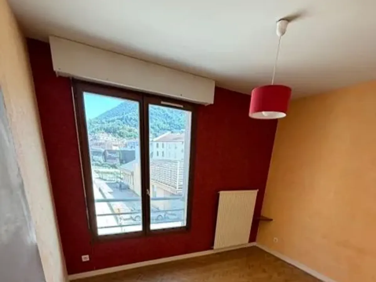 Mur peint en rouge et parquet remis en état