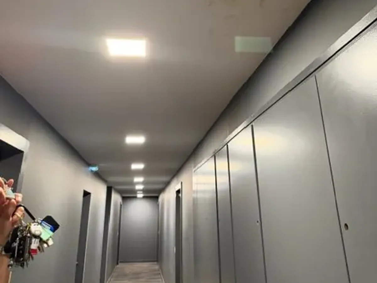 Plafond tendu et éclairage LED encastré