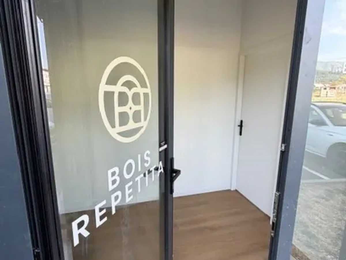 Cloison et porte vitrées posées pour un local professionnel