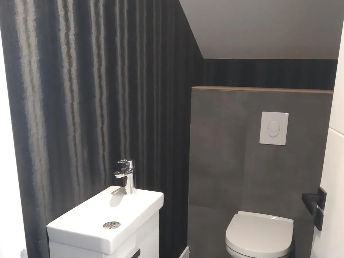 WC suspendu sur bâti-support avec habillage mural, réalisé par JGR TECHNIBAT