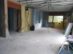 Cloisons en plaques de plâtre montées sur rails